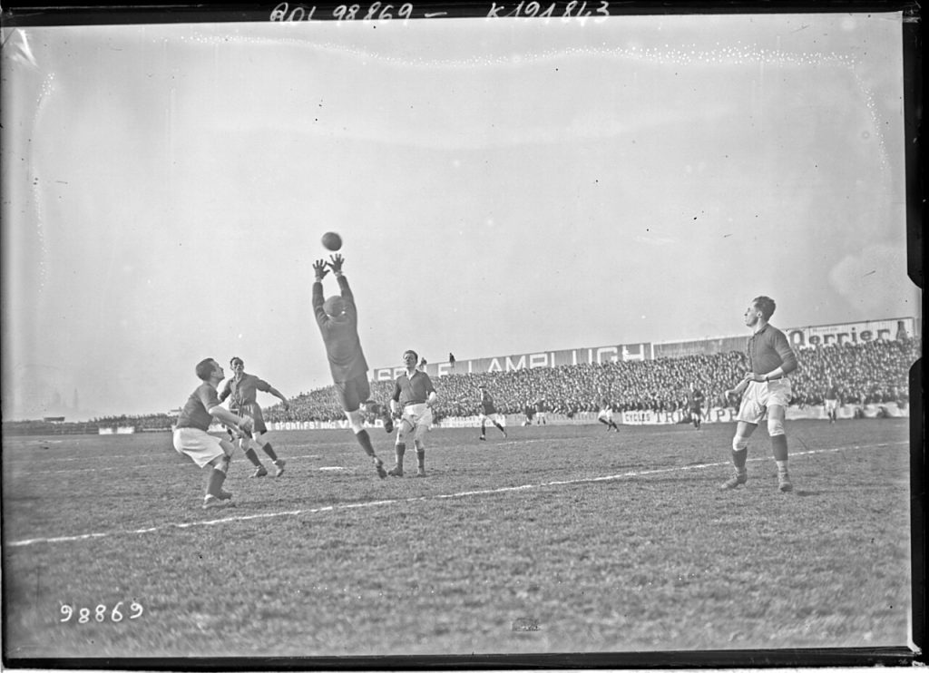 Nhận định Thái Lan – Việt Nam: Chờ đòn chuyển trạng thái ở Bandung 5 Một trận Coupe de France tại Stade Bergeyre năm 1925