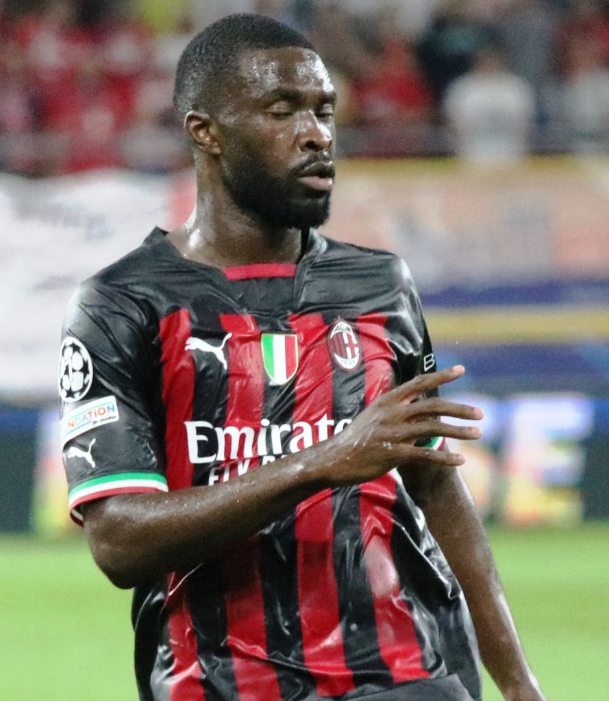 Fikayo Tomori thi đấu trong màu áo AC Milan