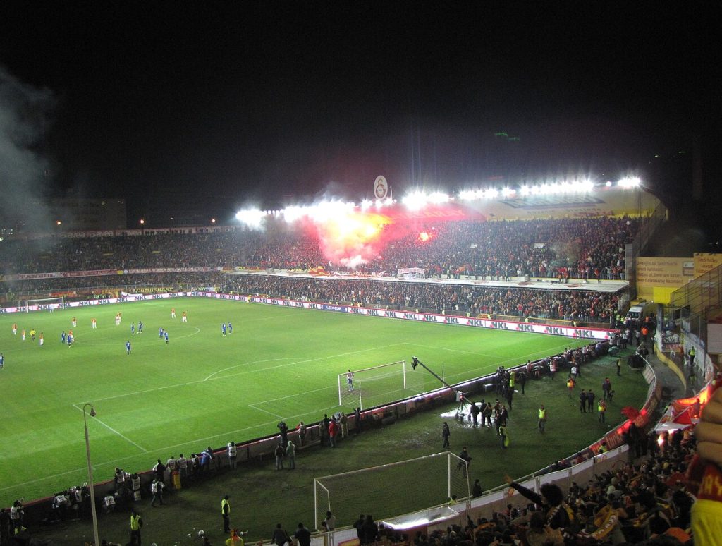 Nhận định Thái Lan – Việt Nam: Chờ đòn chuyển trạng thái ở Bandung 5 Cổ động viên Galatasaray trong trận gặp Hamburg năm 2009