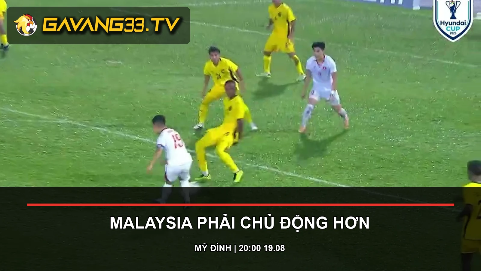 Pha bóng của cầu thủ Việt Nam và Malaysia trong trận bán kết lượt đi