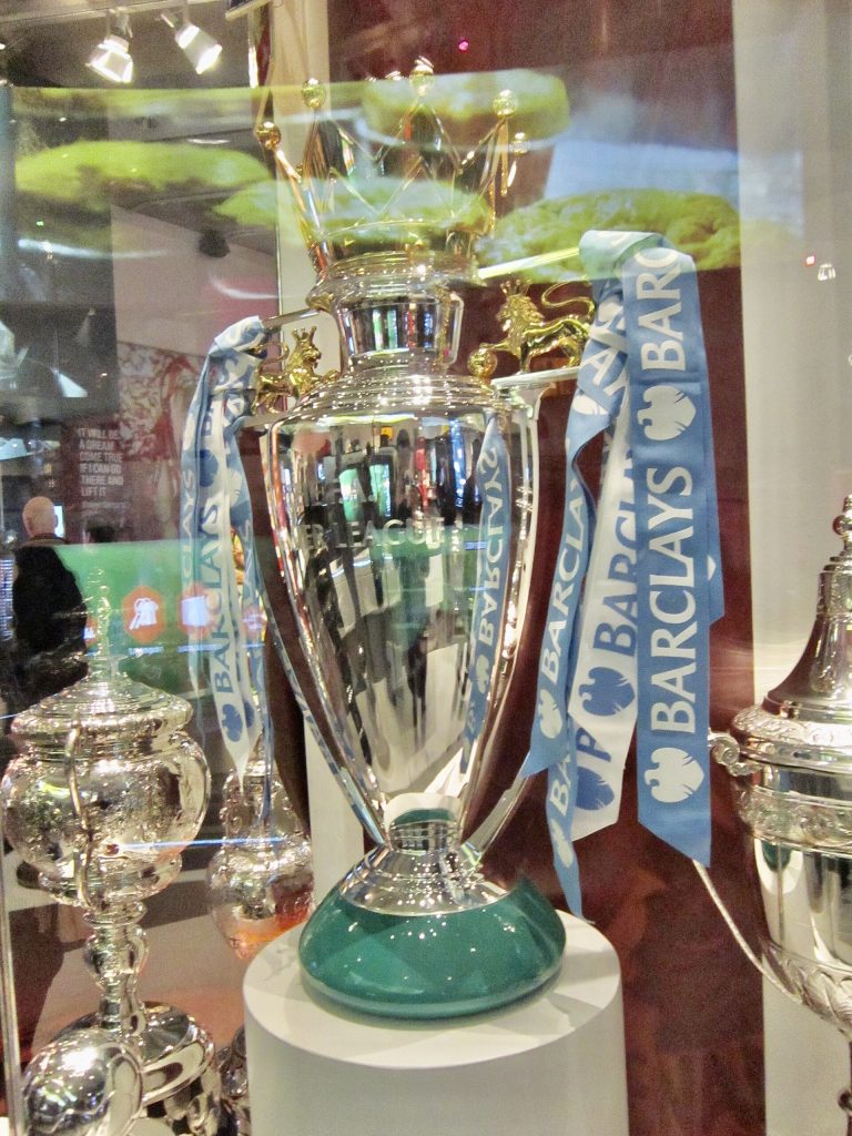 Cúp Premier League trong ảnh tư liệu minh họa lịch tháng 8 và 9 năm 2026