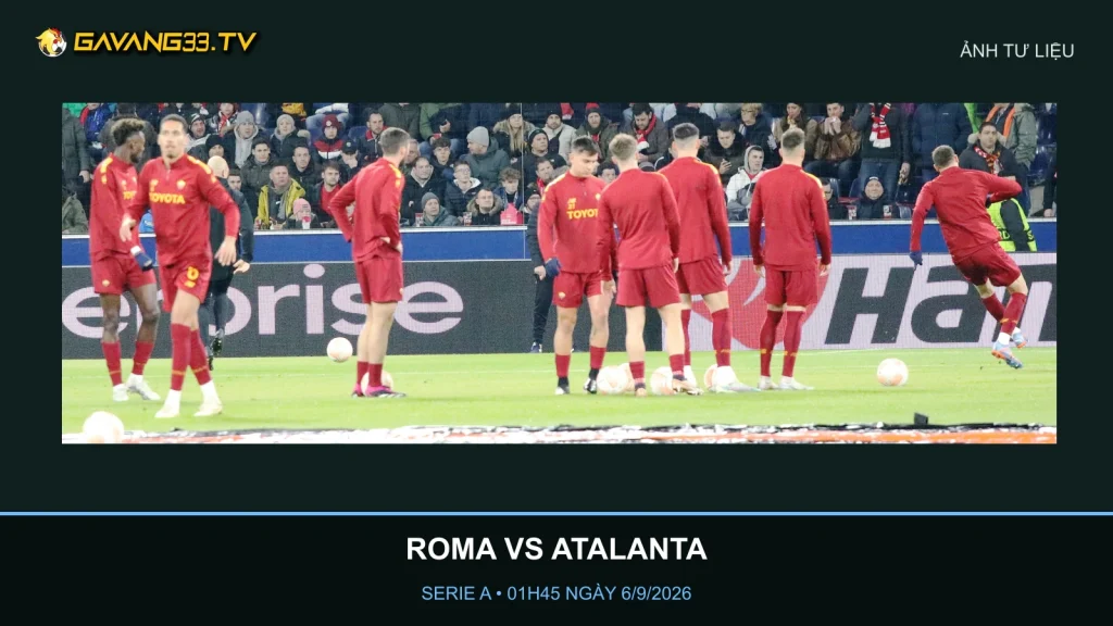Các cầu thủ AS Roma khởi động, ảnh tư liệu tháng 2/2023
